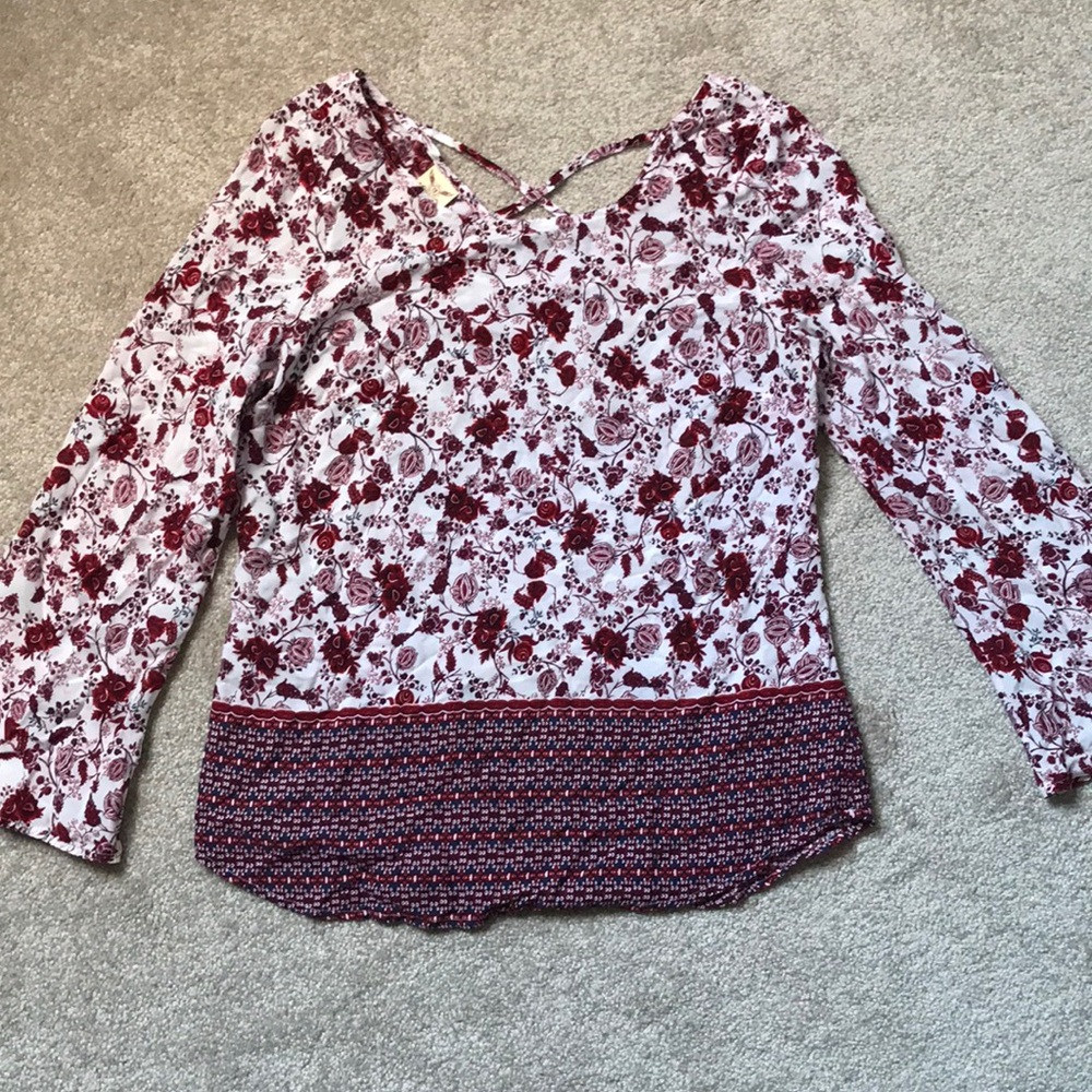 🌹🥀 Beautiful Rose patterned blouse🥀🌹